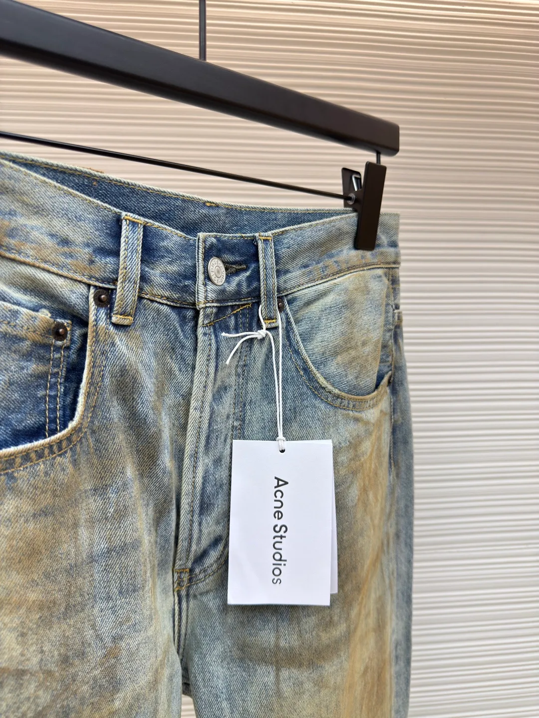Acne Studios dirty ripped jeans with splashes of ink ●Authentic product: Purchased and developed by 6789 ●Item number: 1680161-A75 ●Material: denim fabric ●Technology: distressed wash ●Version: Fitted version ●Weight: about 670 grams ●Size: 29-30-31-32-33-34 ●Description: Distressed ripped straight jeans, Juju heavy industry, retro distressed wash process, casual and versatile Easily wear a fashionable style. Handmade with many irregular holes to make the whole pair of pants more layered. It can be matched with the same style to create a fashionable look, and can be used in various occasions. Customized accessories, complete with three labels, the same style for men and women!